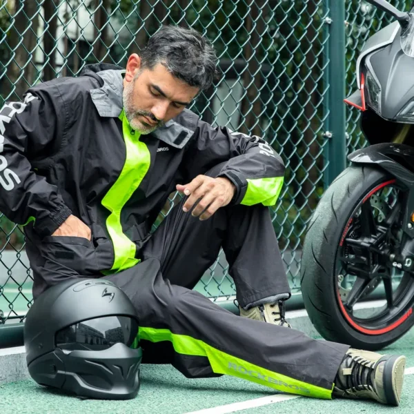 Pantalón de lluvia Rockbros YPW2040 con franja verde flúor en el costado