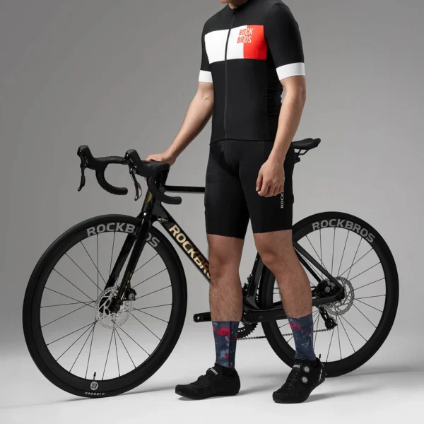 Ciclista con el jersey Rockbros ZHW3100 negro junto a una bici de ruta